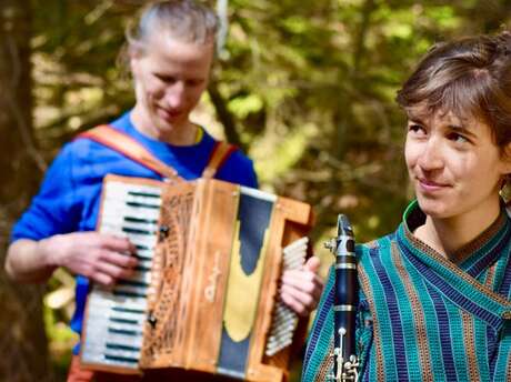 Folk ball evening at the Crêt du Poulet refuge