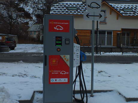 Borne de recharge pour véhicules électriques