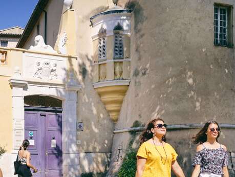 D’une flèche mon cœur percé – Statues de Martial Raysse