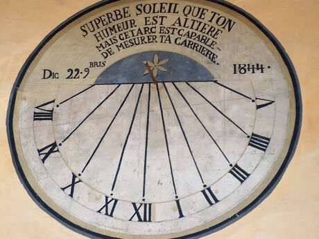 Cadran solaire de la place centrale