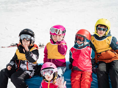 Children group ski lessons for 3-4 years old