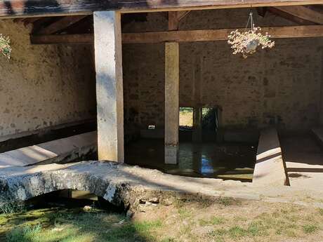 Les Maisons Rouges et la source du Jugnon