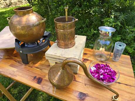 Visite d'un atelier de distillation