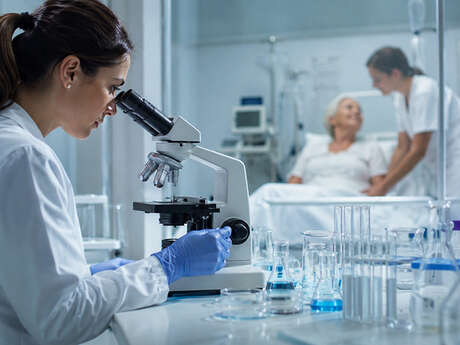 Conférence Science pour Tous 06 : "Du laboratoire au patient : Comment naissent les traitements de demain ?"