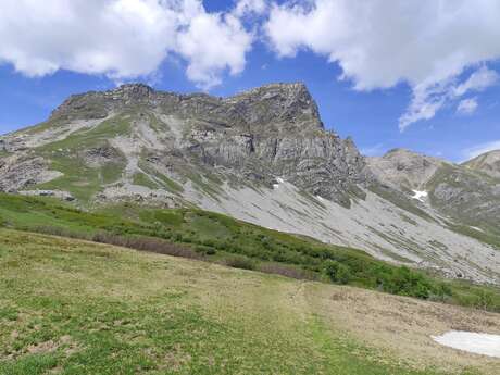 Le col de Niard depuis le Peray – sentier pédestre