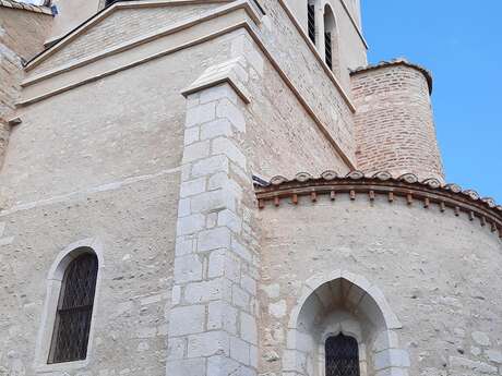 L'église au cœur du village de Lapeyrouse