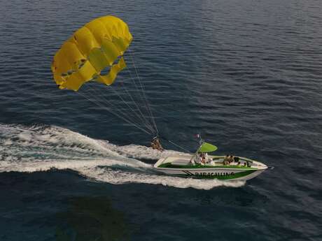 Aufsteigender Fallschirmflug über dem Meer mit Bandol Sports Nautiques