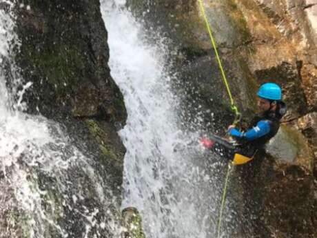 Roche Blanche - Païta (Intermediate Level) - Calédonia Canyoning