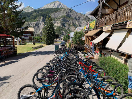 Magasin de Sports Hors Pistes Sports skiset