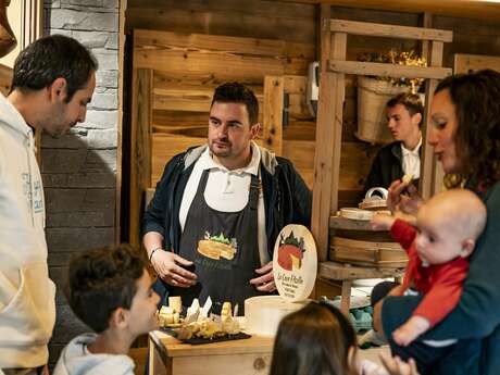 Visite d'une cave d'affinage de fromage Abondance