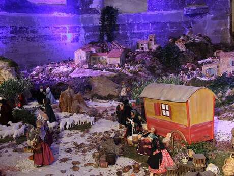 Grande crèche provençale  et marché de Noël des artisans de l'église des Célestins