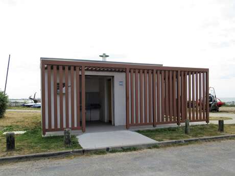 Toilettes wc publics plage sud Rivedoux