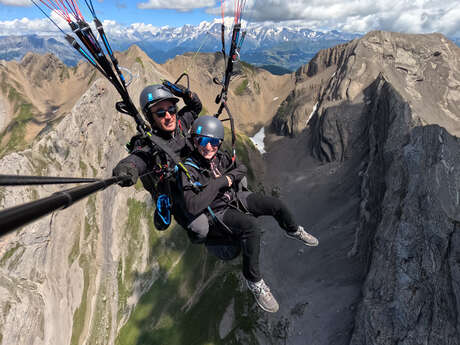 Tandem paragliding flight with Ailes des Aravis