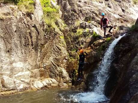 Khogis Waterfalls (Intermediate Level) - Calédonia Canyoning