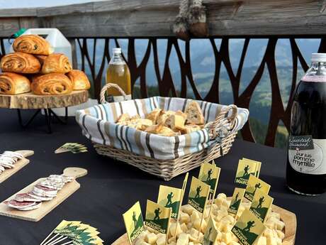 Petit-déjeuner au sommet été, face au Mont Blanc