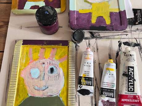 Leisteen schilderatelier met kunstenaar MIKA
