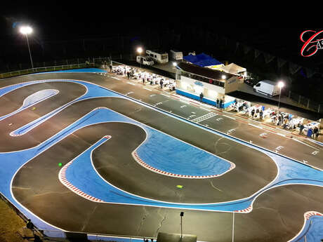 Course amicale sur circuit de voitures et motos radiocommandées