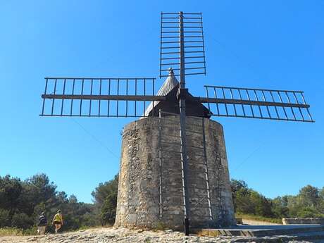 FONTVIEILLE - Le sentier des Moulins de Daudet