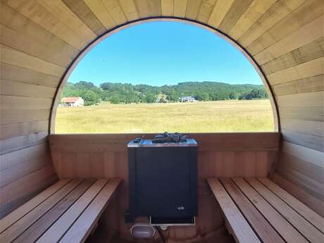 Hot tub and sauna in Les Plans d'Hotonnes