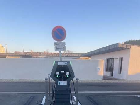 Borne de recharge pour voiture électrique à Ars-en-Ré - Rue de Graffaud