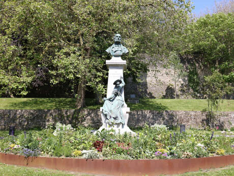 Visites guidées : "Les sculptures au pied des remparts "