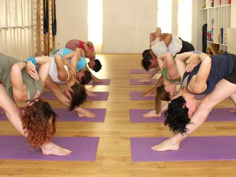 So'Zen - Cours de yoga postural (sol/debout) en groupe de 10 personnes So'Zen - Cours de yoga postural (sol/debout) en groupe de 10 personnes