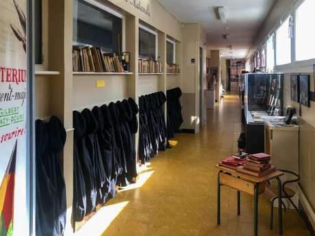 Visite de l'école-musée en langue des signes - château comtal - Ecole musée - Crypte