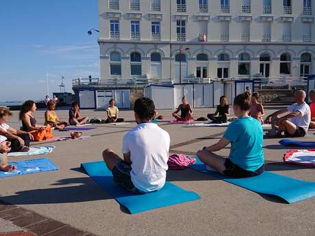 Capucine Clayton : Yoga sur la digue de Wimereux