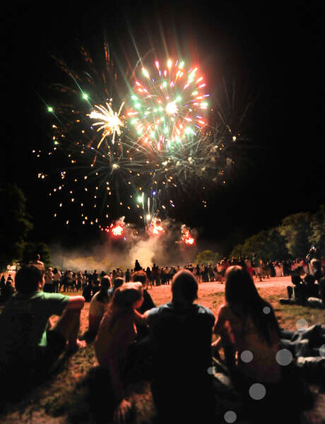 Village associatif et spectacle pyrotechnique à Saint-Céré