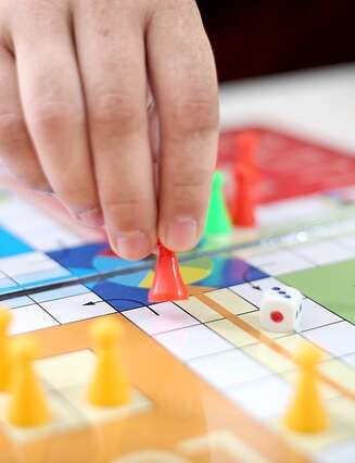 Les matinées jeux avec Ain'Terlude sur la place du village