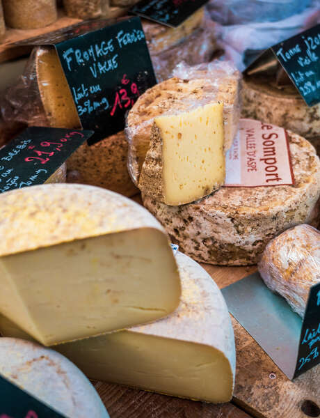 Mont-de-Lans village market