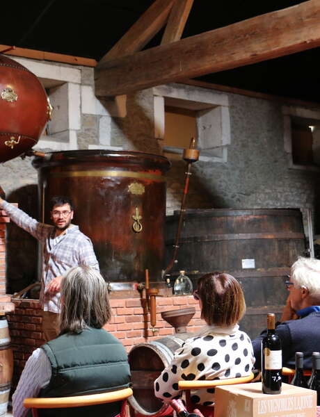 Besuch der Galerie de l'Alambic – Destillierte Kunst