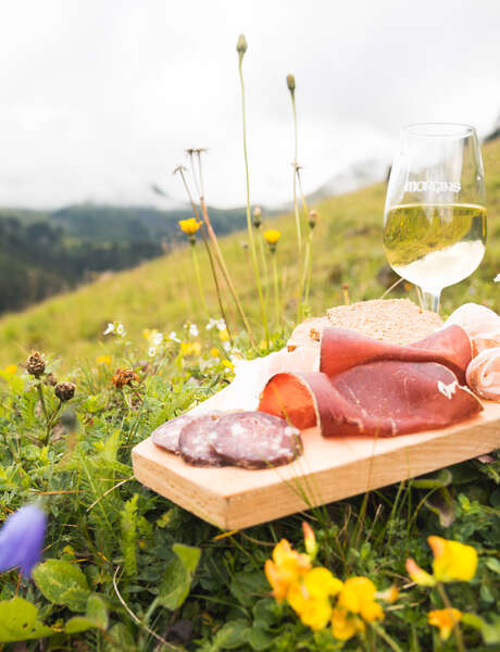 Goûts du Terroir au Fil de L'Eau