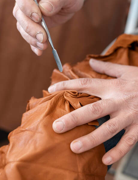 Réalisation d'une fleur en cuir