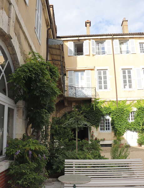 L'hôtel Cabuchet, côté rue, côté cour