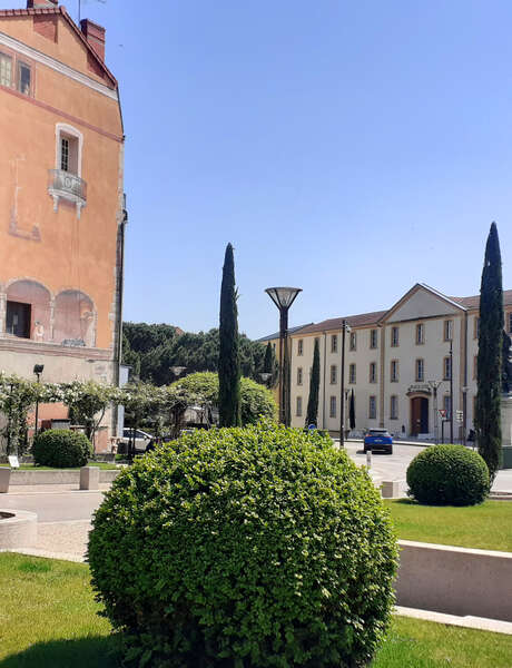 Le Bourg Basset et le Palais de Justice.