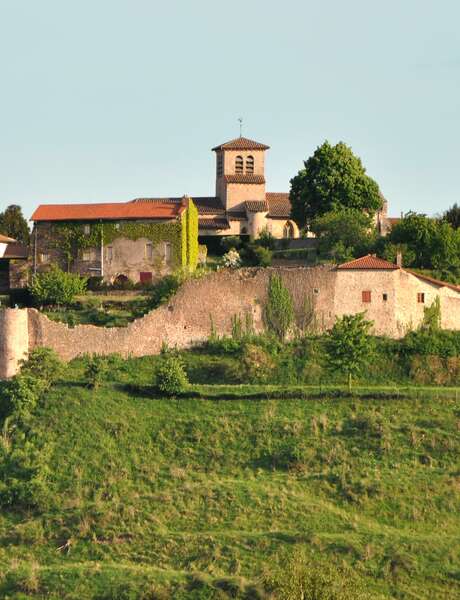 Saint-Haon-le-Châtel, cité fortifiée de la Côte Roannaise.