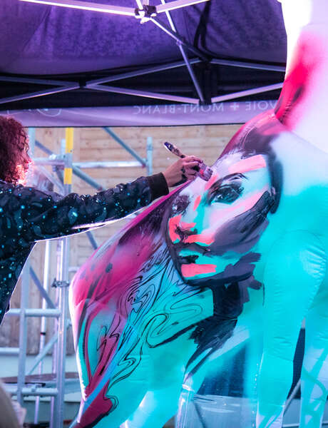 Performance Live: graffiti on an inflatable sculpture