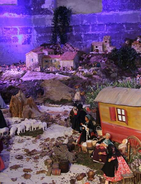 Grande crèche provençale  et marché de Noël des artisans de l'église des Célestins