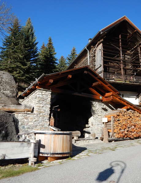 Discover the buildings of Molines Village