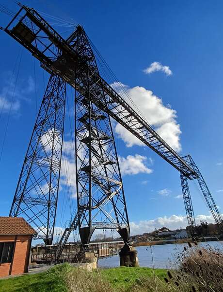 Halloween-Jagd auf der Transbordeur-Brücke