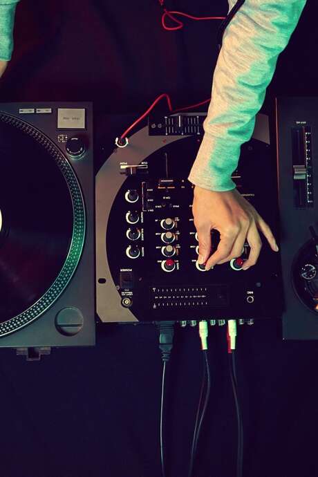 Quartiers d’été : soirée DJs, les terrasses de la Fabrique Quartiers d’été : soirée DJs, les terrasses de la Fabrique