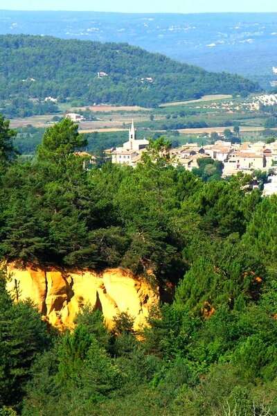 De l'ocre de la Bruyère aux flancs des Monts-de-Vaucluse