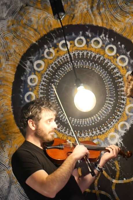 Concert avec Bow Knee and Claw