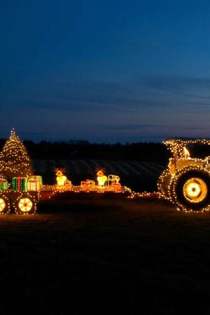 Défilé de tracteurs illuminés et feu d'artifice
