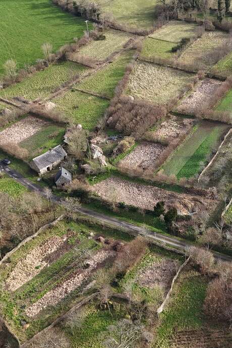 Porte ouverte d'une microferme non mécanisée