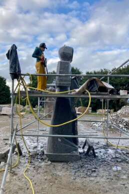 Chantiers de sculptures à la Vallée des Saints : 1/2