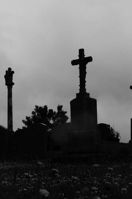Histoires Tombales : Récits de Bretagne à la Chapelle de Locmaria