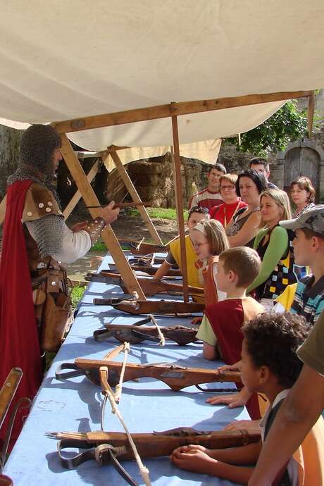 Au royaume, des enfants, des épées et arbalètes Au royaume, des enfants, des épées et arbalètes