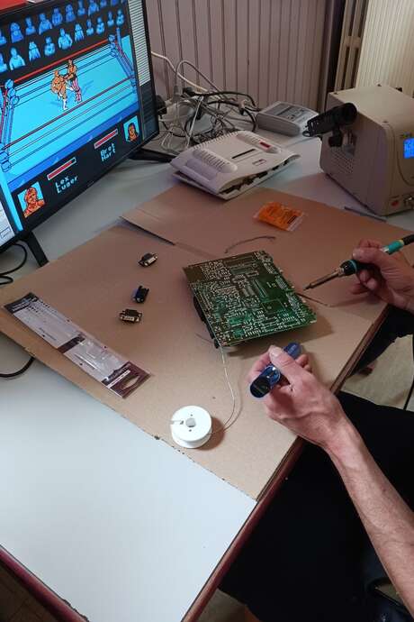 Atelier réparation, modification de vieilles consoles de jeux